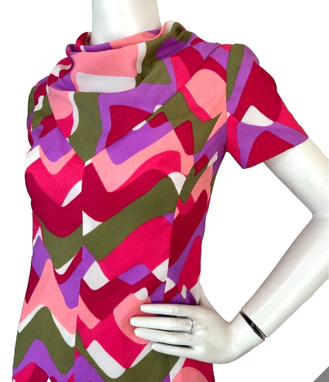 60s Graphic Mod Print Dress Size Small Pink Short Sleeve Clear Buttons Cowl-neck