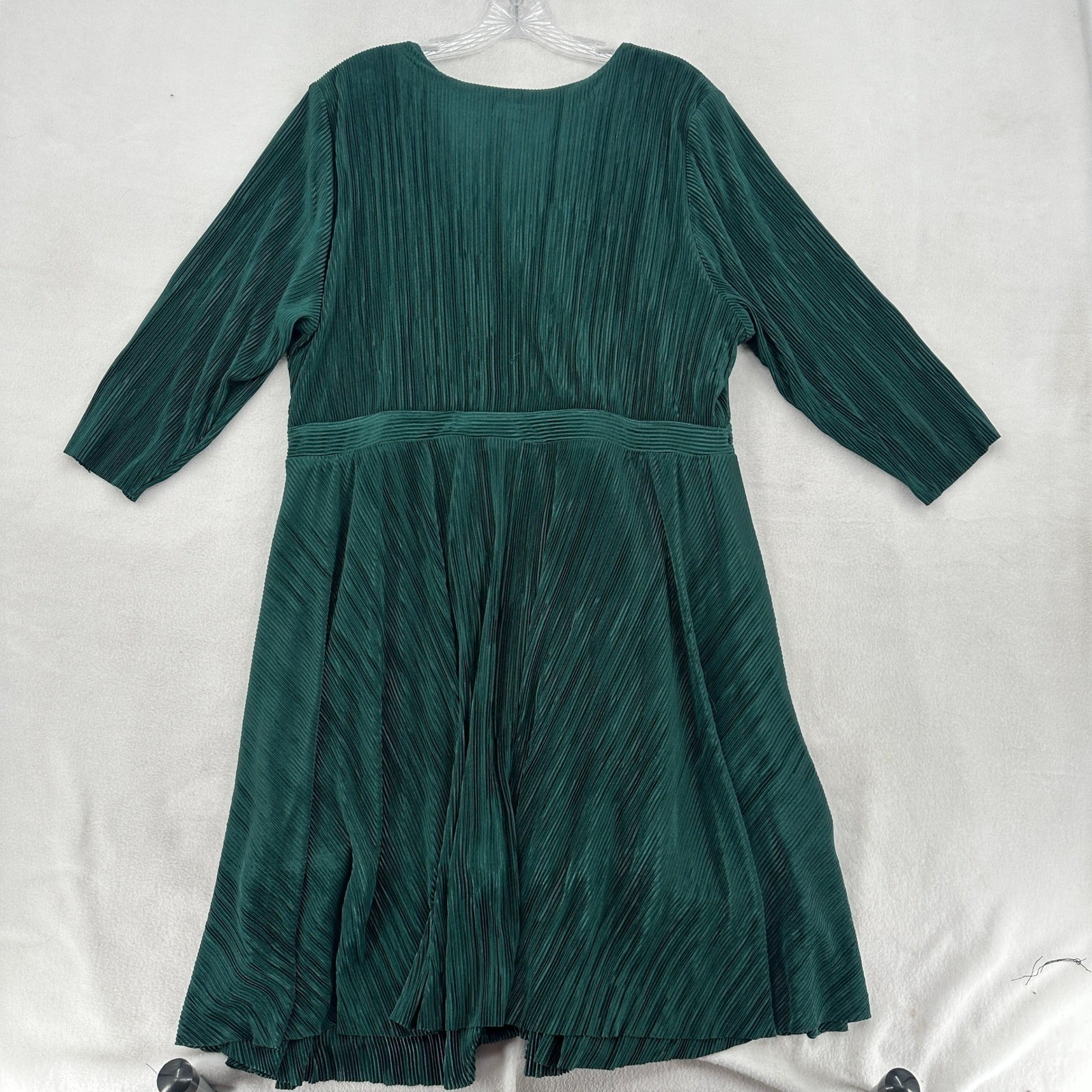 Torrid Size 3X Emerald Green Pleated Midi Dress Plus V Neck 3/4 Sleeve Office