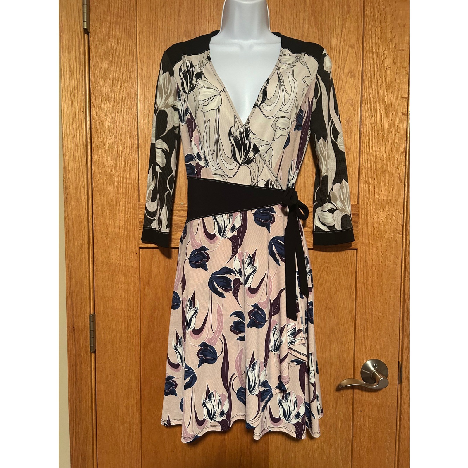 Chic Floral Wrap Dress Women’s XS Cream Pink Navy 3/4 Sleeve V Neck Stretch