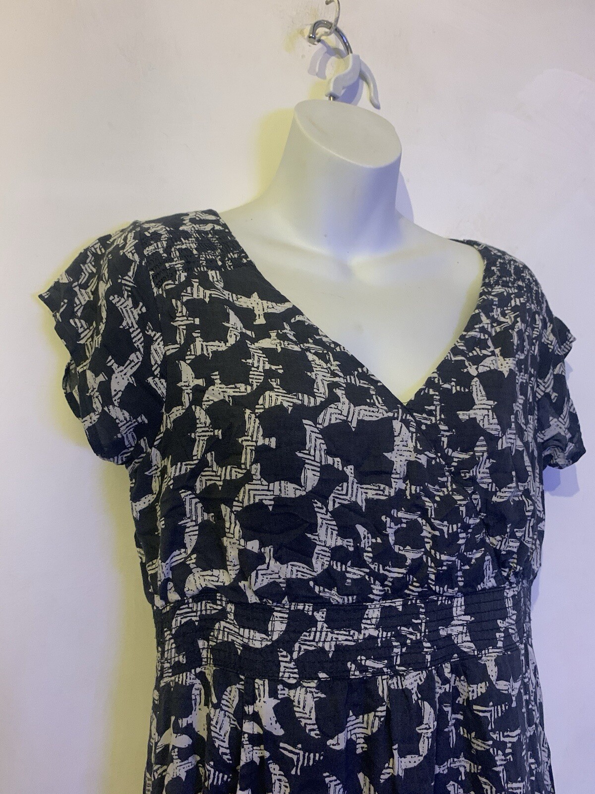 WHITE STUFF, Dark Moonlight-Dove Print-V Neck-Short Sleeve-Lined-Dress. Size 8