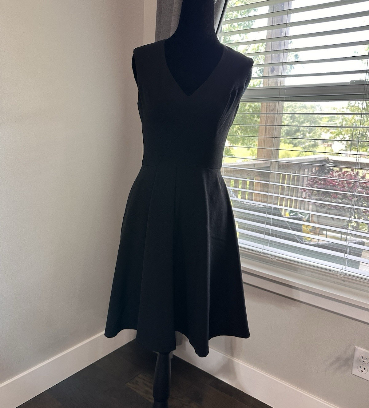 Women’s Black Solid V-Neck Sleeveless A-Line Knee Length Dress 2XS Regular