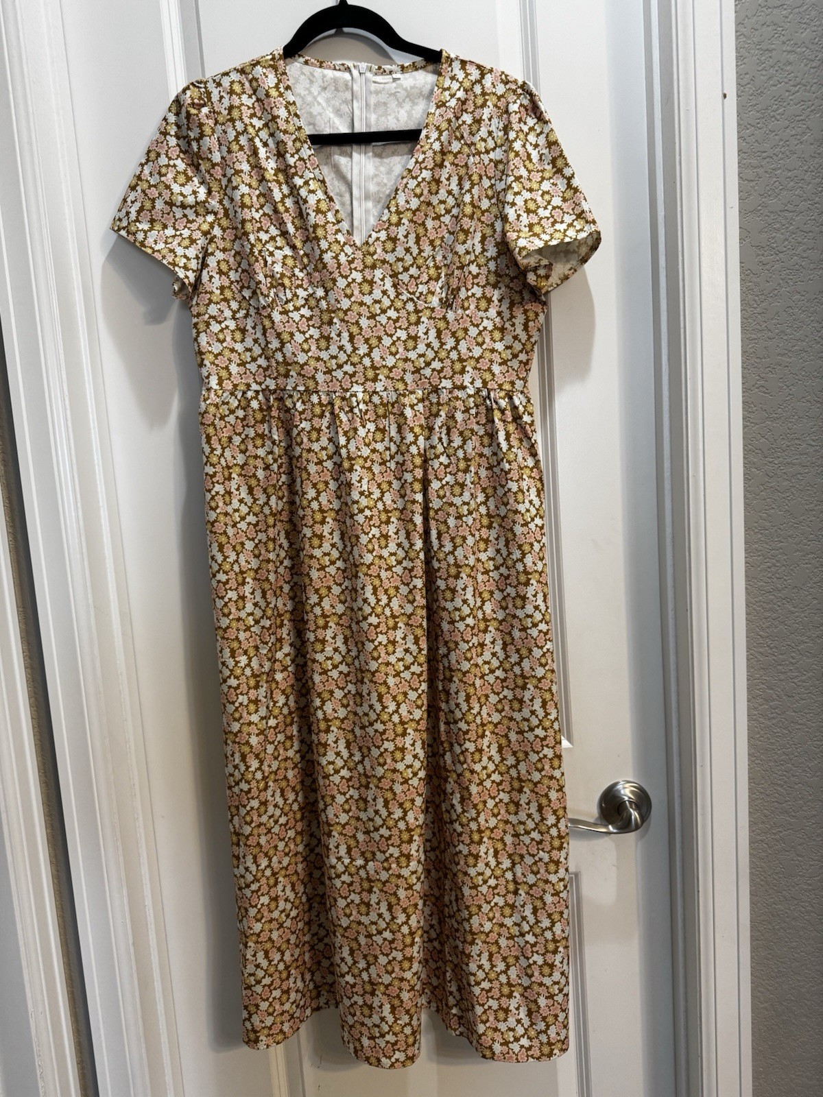 Beige Floral maxi Dress Large Back Zipper Vneck Short Sleeves Slide Pockets