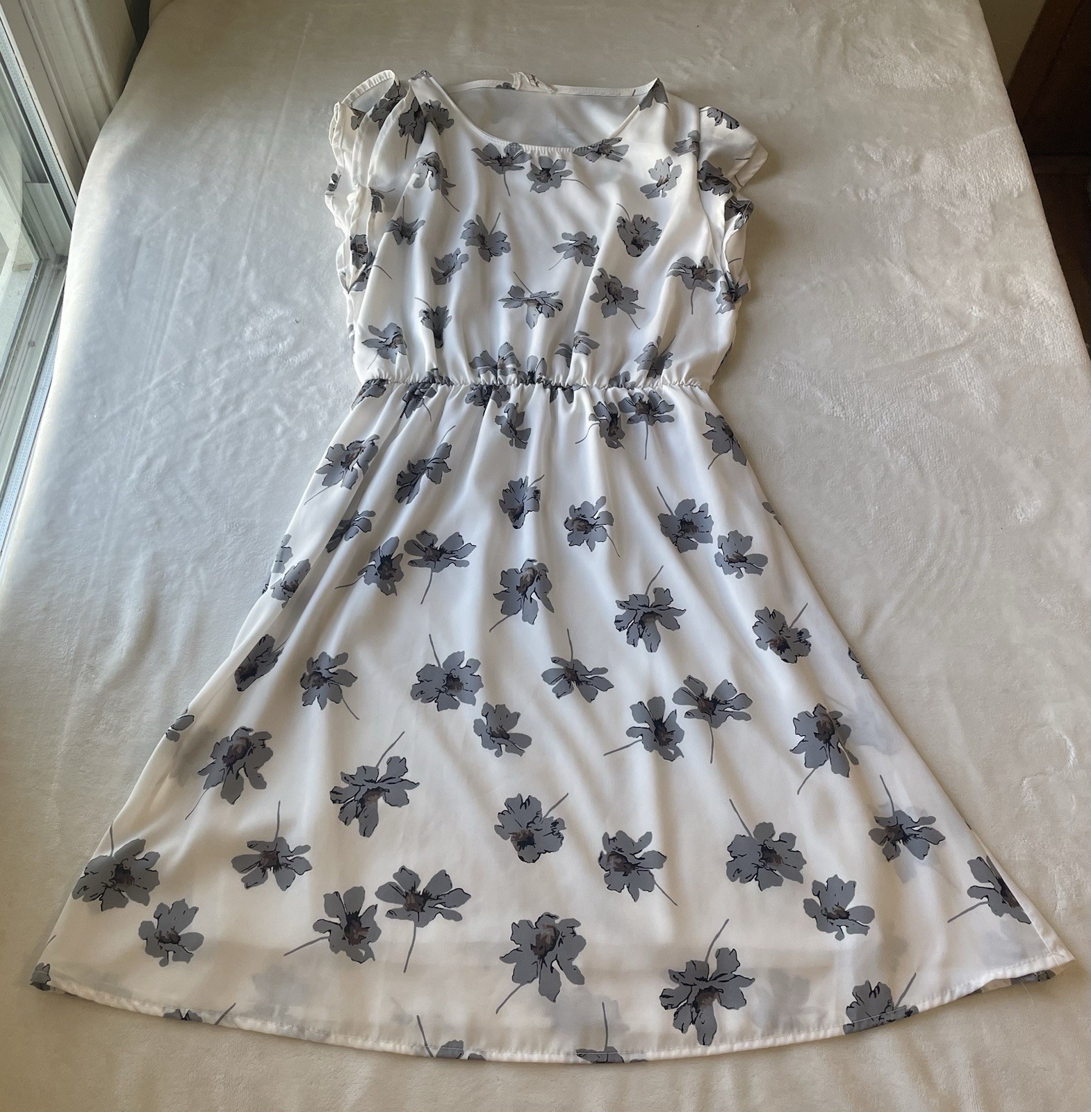 Betsy’s Boutique Shop Blue Floral White Flutter Sleeve Lined Summer Dress Small