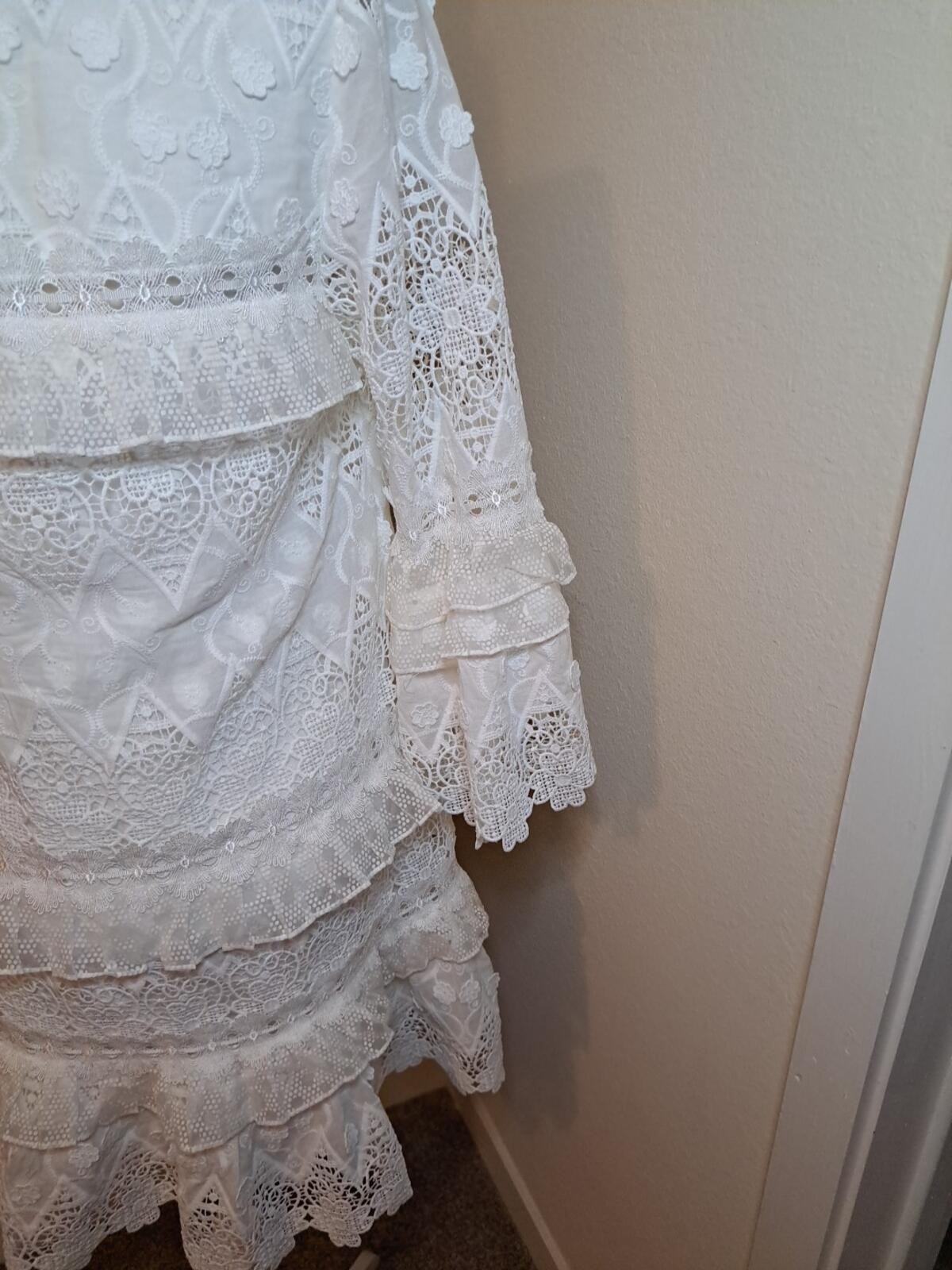Alexis Dress Ivory Lace Size L EUC Bell Sleeves