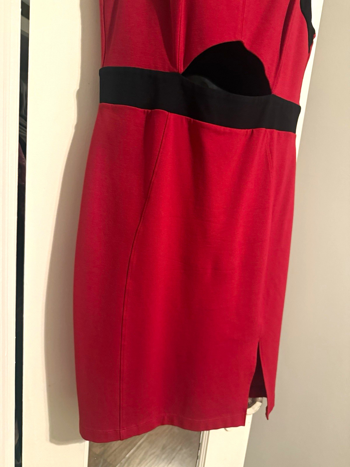 GUESS Red Black Solid Knit Sheath Knee Dress 8 Scoop Neck Sleeveless Cut-Out