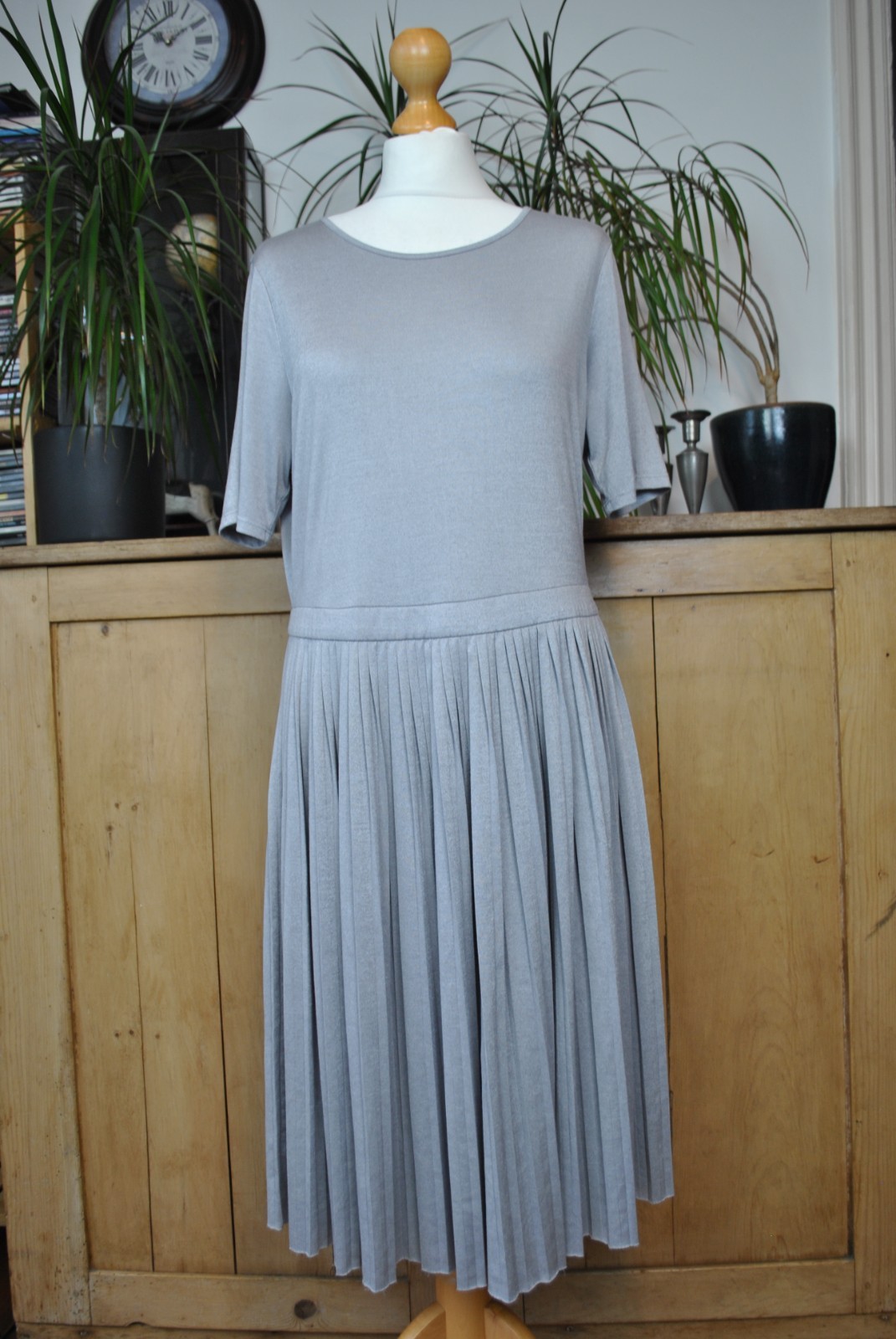 Oliver Bonas Grey Silver Pleated Dress Short Sleeve Size 14 Casual Party