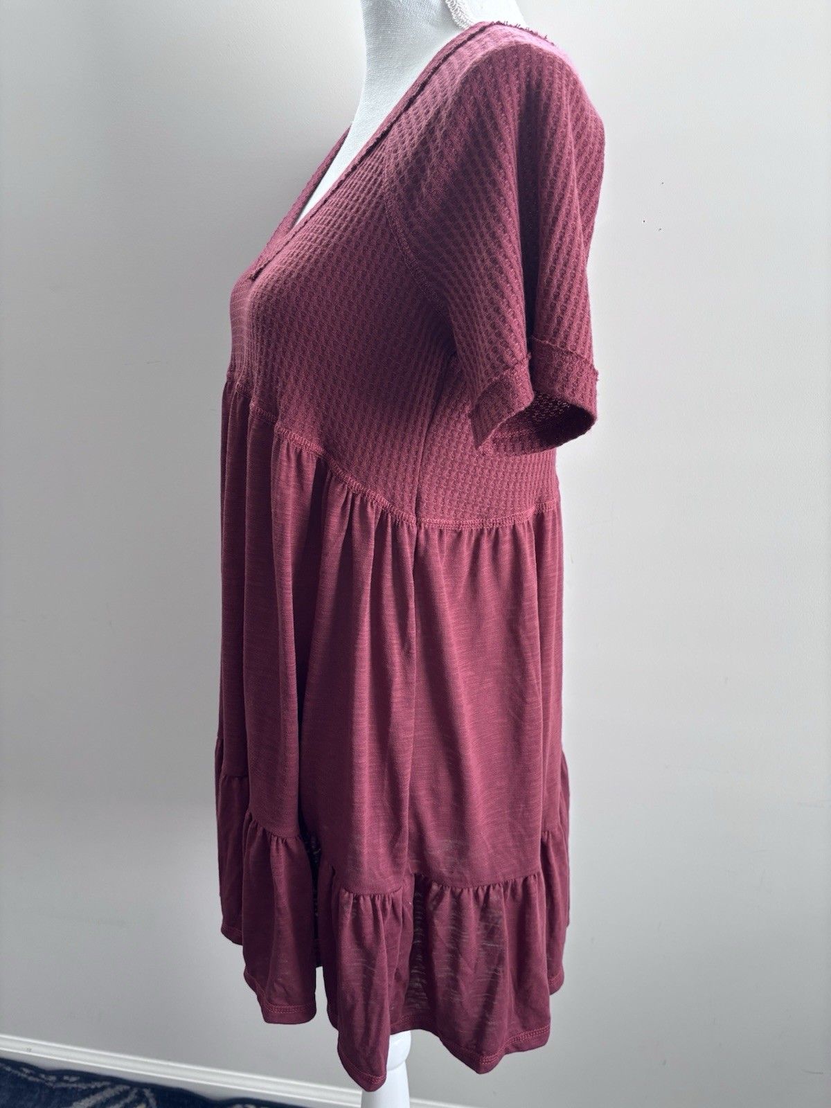 NWT coco + jaimeson Maroon Waffle Knit Tiered Babydoll Mini Dress – Size M