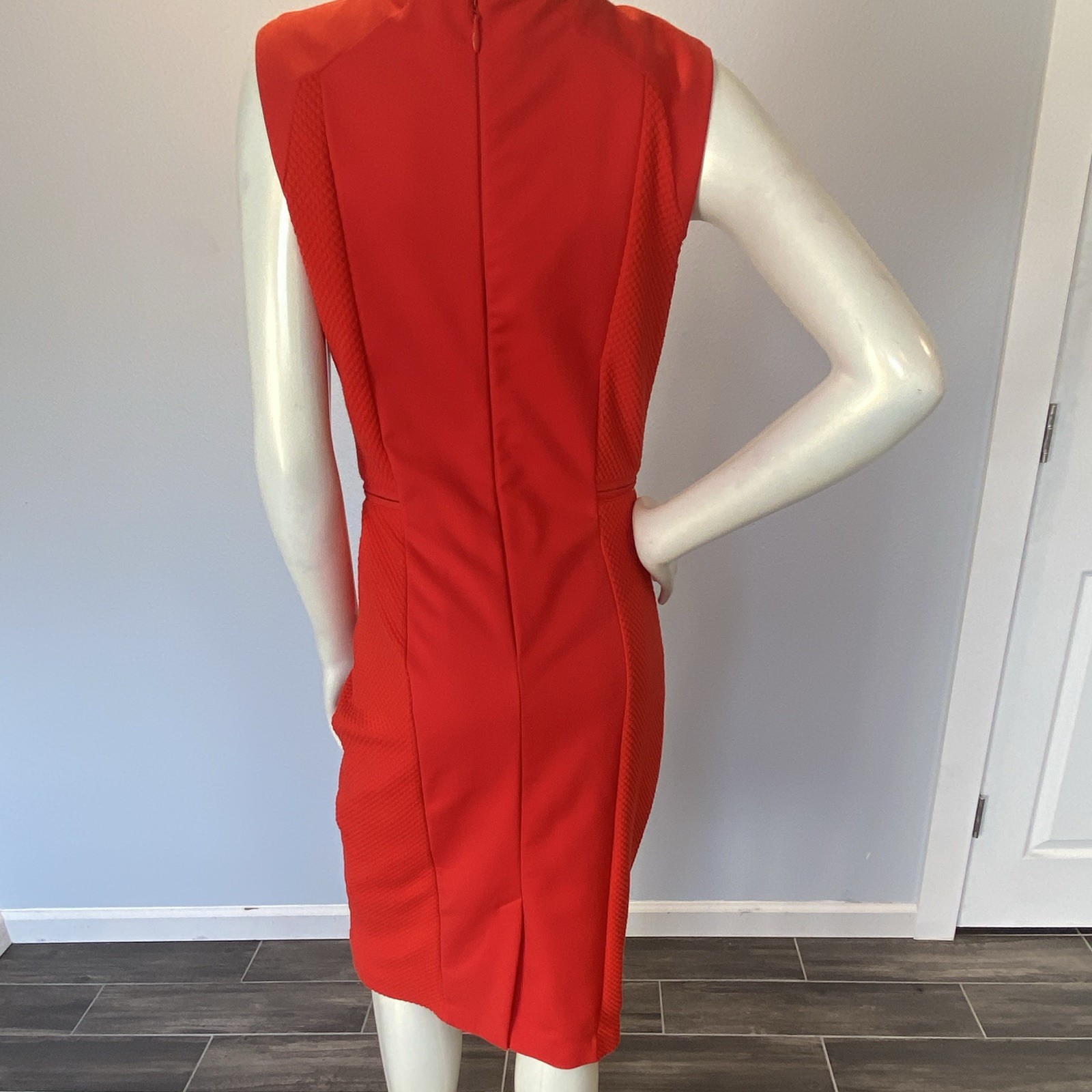 bebe Red Solid Round Neck Sleeveless Sheath Knee Length Zip Dress S/P