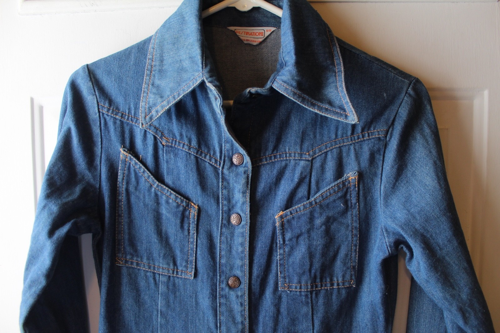 VTG DESTINATIONI DENIM SNAP FRONT WESTERN MIDI DRESS SZ S MADE HONG KONG