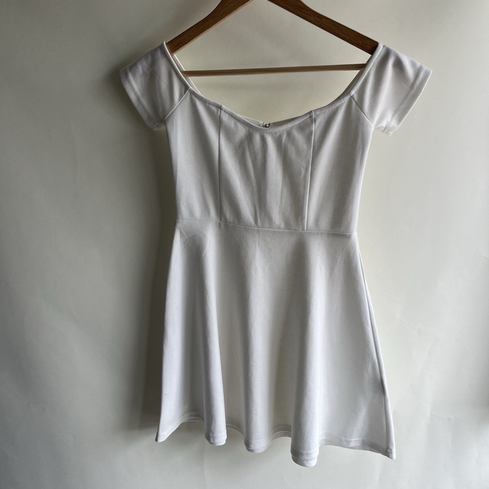 TOBI dress sz sm white fitted fit n flare cap sleeve euc small