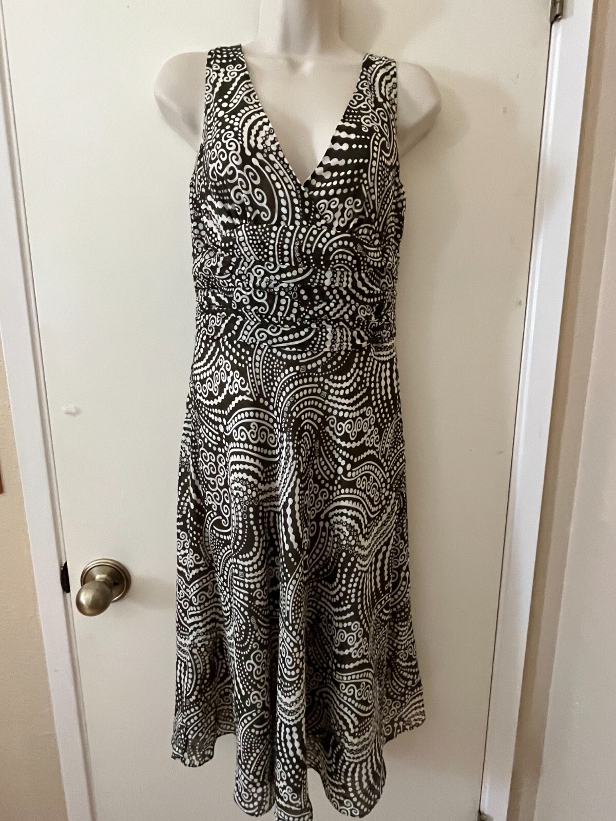 FYLO Olive & white graphic Dress Sz. 0 Coton Silk V neck Sleeveless Empire waist