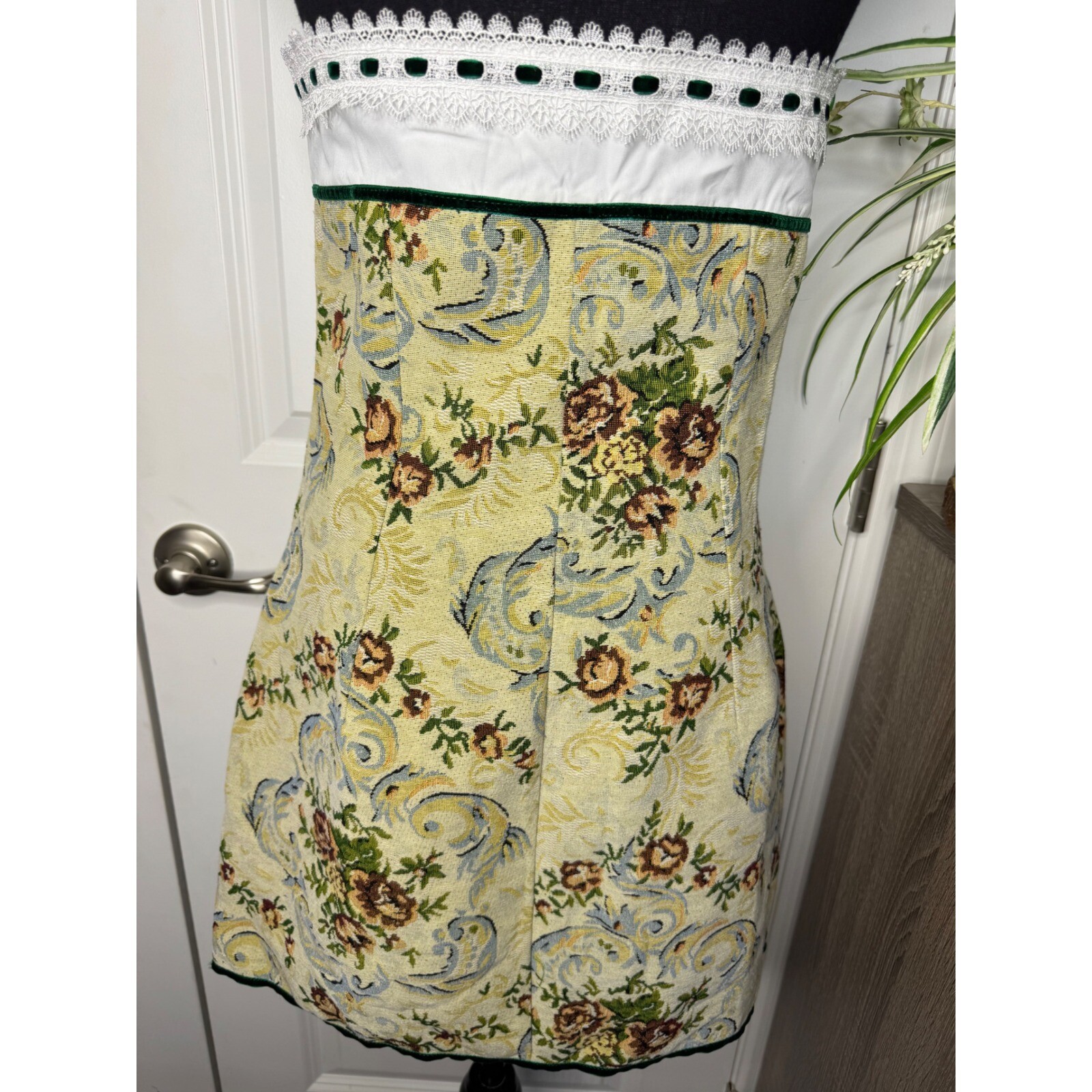 WOMEN’S MERIAN GREEN PATTERNED TAPESTRY MINI DRESS size SMALL
