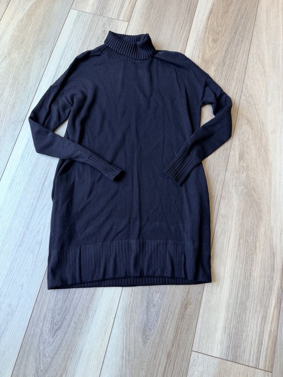 Lululemon Sweater Dress 5% Cashmere Size Small Black