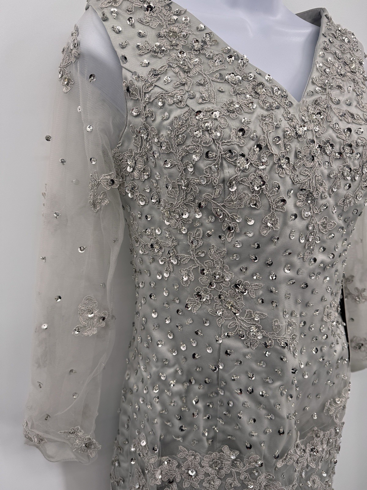 IZIDRESS Silver Heavily Sequined Beaded Lace V-Neck Short Sheath Dress 32″ Chest
