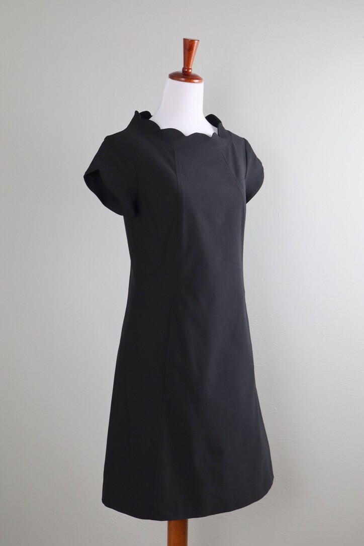 SARA CAMPBELL $258 Solid Black Stretch Scalloped Shift Dress Size XS