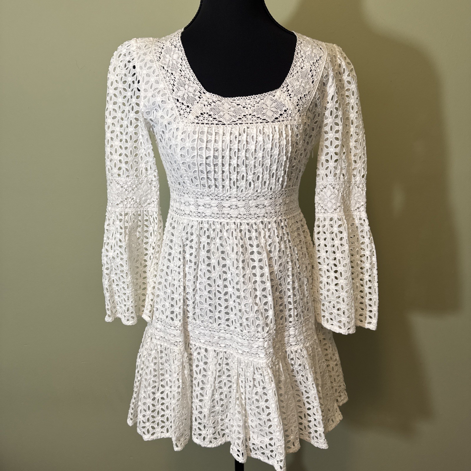 MODA INTERNATIONAL Victoria’s Secret BoHo Eyelet Crochet Lace White Dress size 4