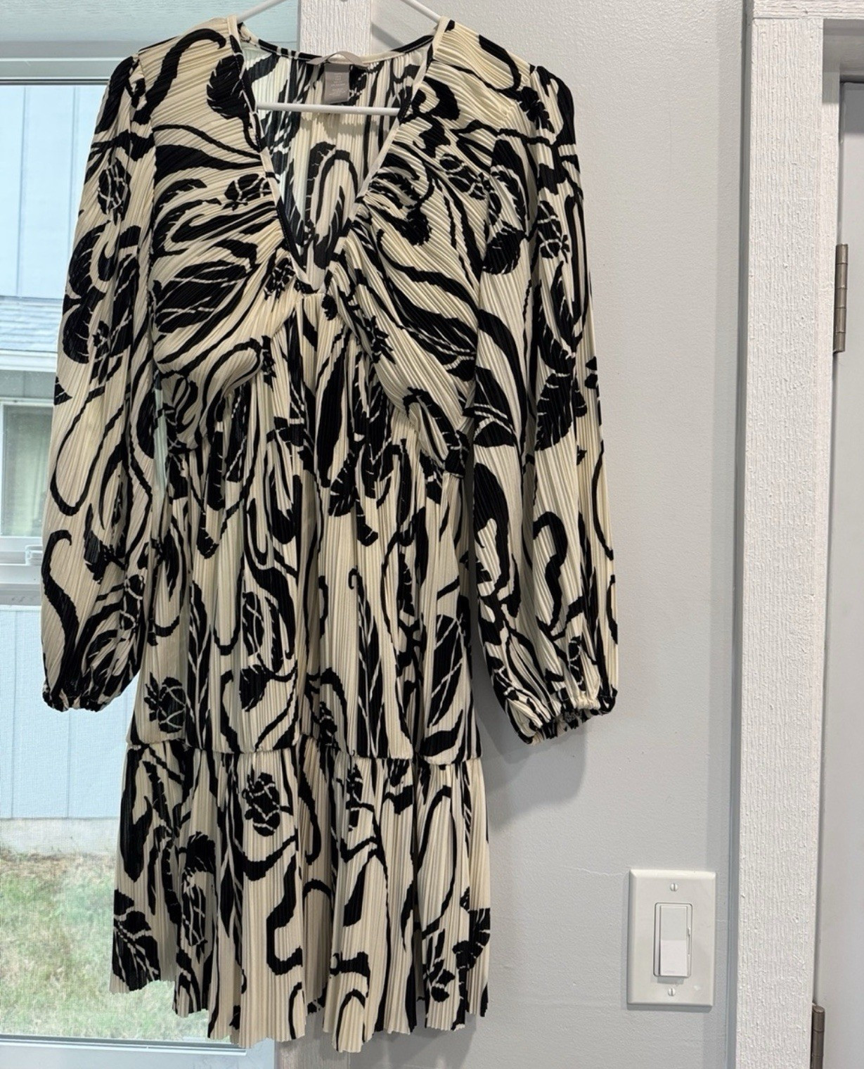 H&M Black &Cream Floral Pleated Mini Dress Womens S V-Neck Balloon Long Sleeve M