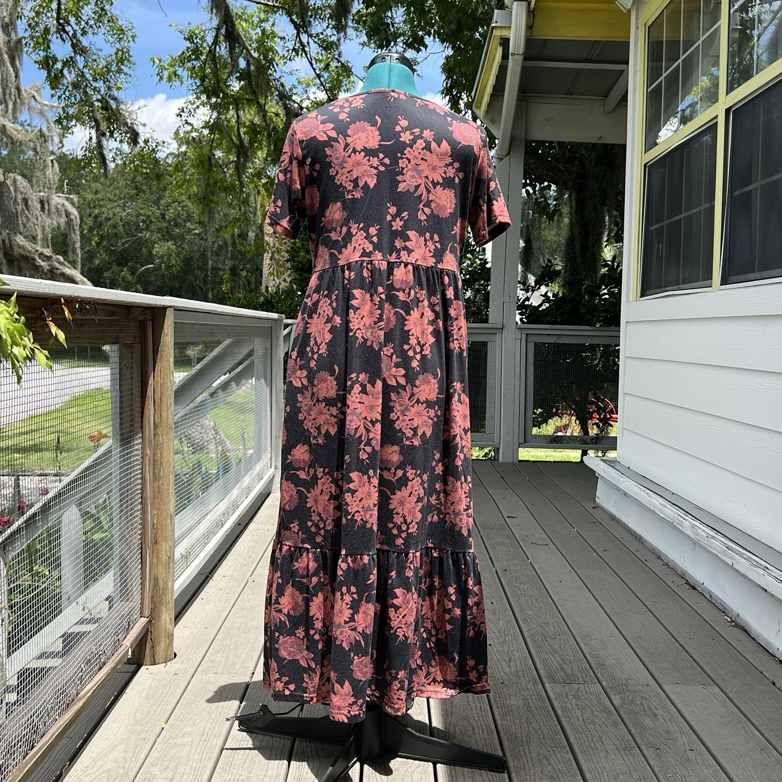 Amazon: Floral Black and Rust Short Sleeve Maxi Dress. Size Medium.