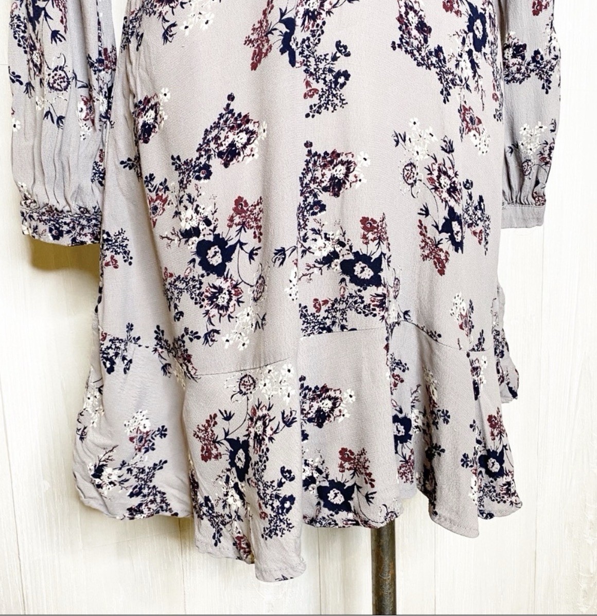 Astr The Label Floral Mini Dress SM Long Sleeve V Neck Gray & Purple Revolve EUC