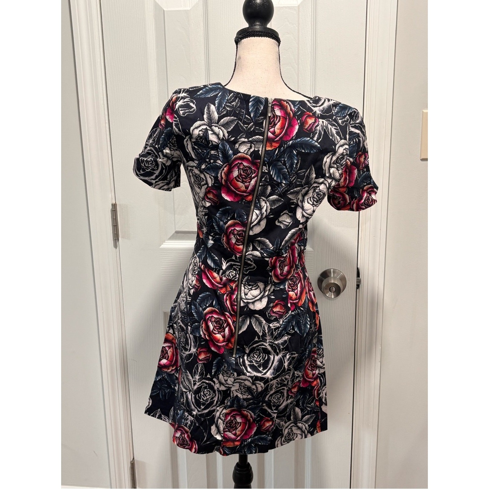 🟣⚪️French Connection Black Floral Notch-Neck Mini Dress with Red Rose Print