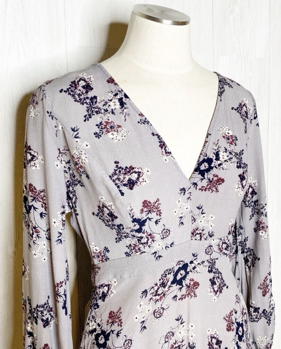 Astr The Label Floral Mini Dress SM Long Sleeve V Neck Gray & Purple Revolve EUC