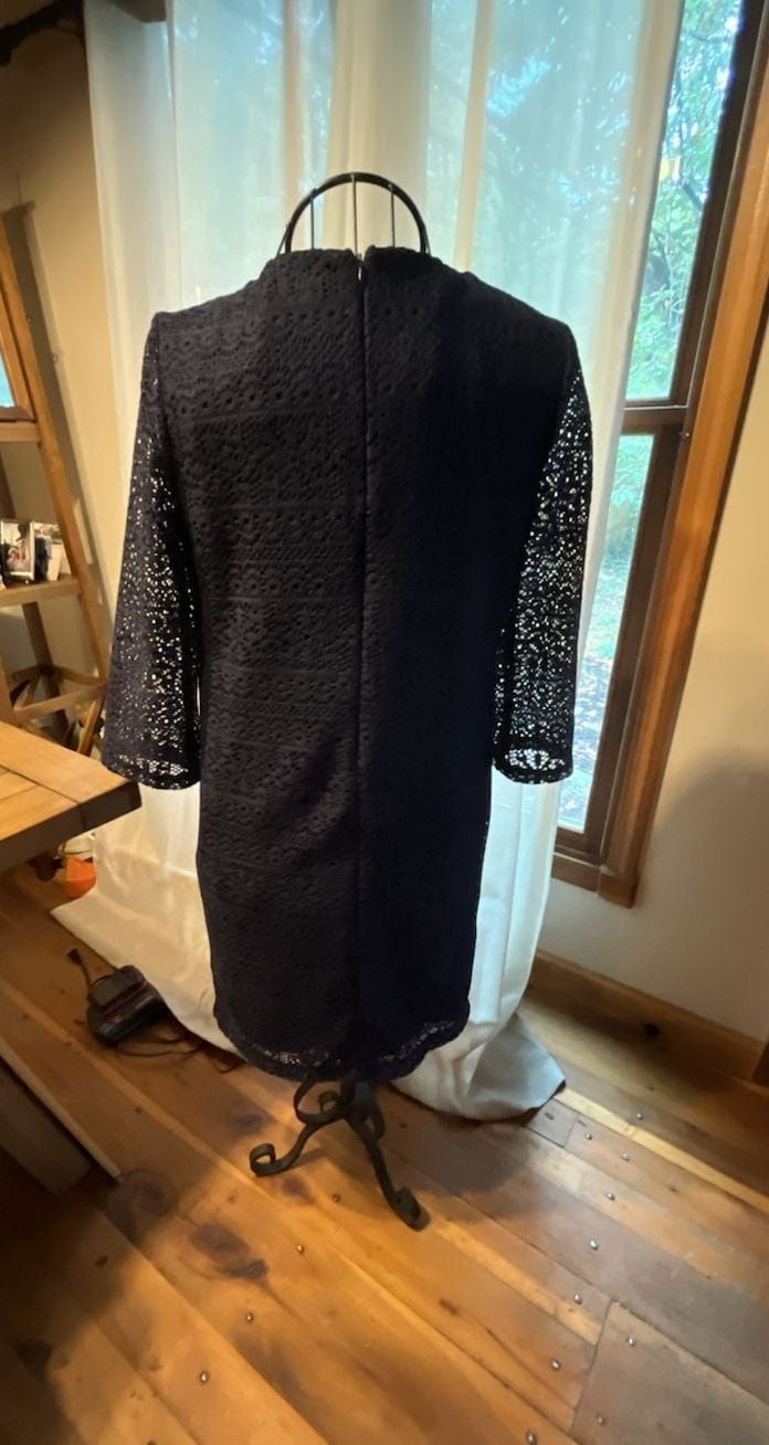 Chico’s Navy Blue Lace Overlay Sheath 3/4 Sleeve Notch V-Neck Dress