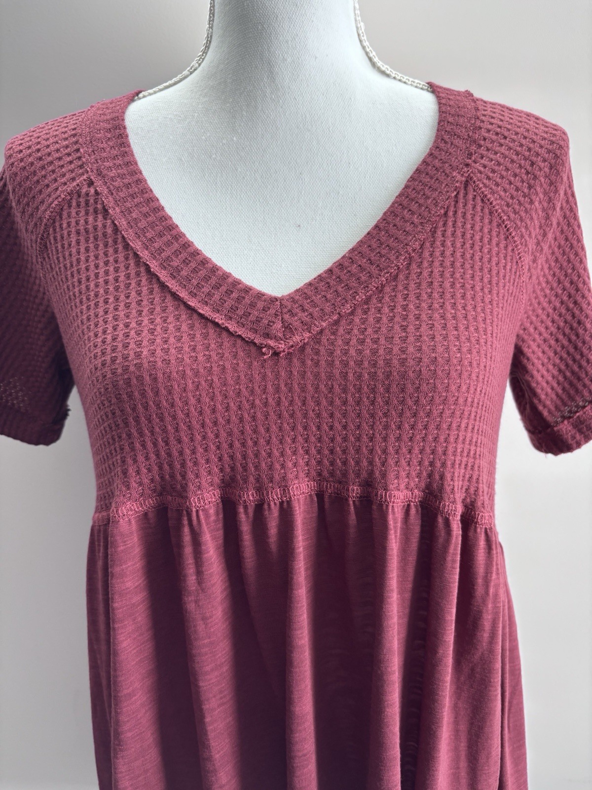 NWT coco + jaimeson Maroon Waffle Knit Tiered Babydoll Mini Dress – Size M