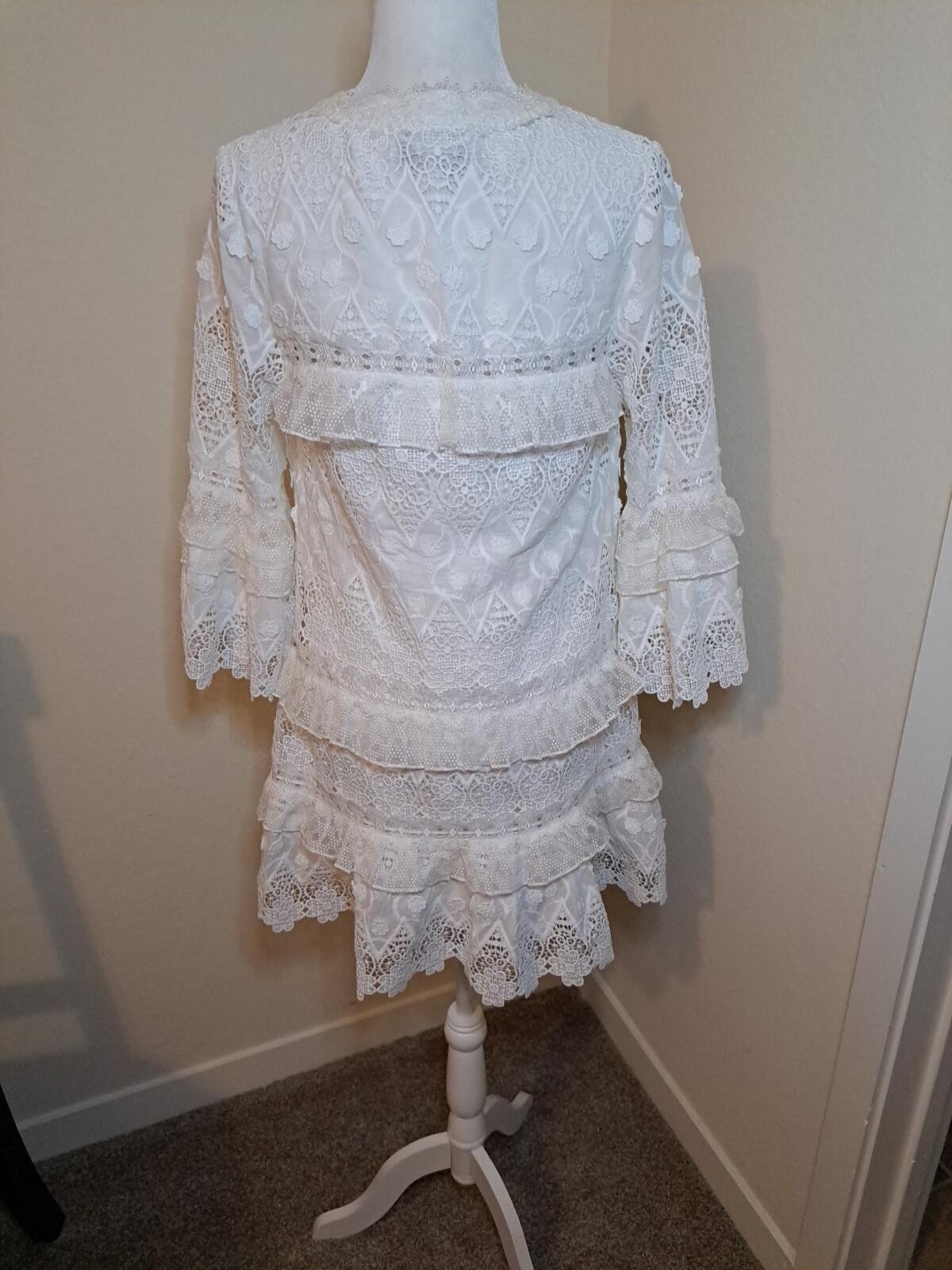 Alexis Dress Ivory Lace Size L EUC Bell Sleeves