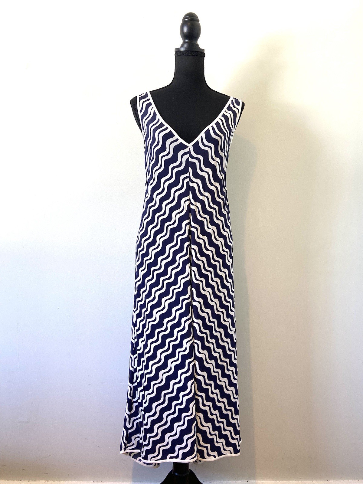 Leona By Leona Edmiston Size M Midi Dress Sleeveless Blue / White Wave Pattern