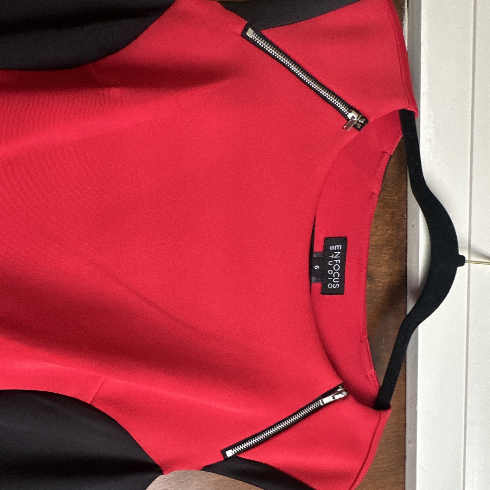 Enfocus Studio Red/Black/White Colorblock Sheath Crew Neck Cap Sleeve 6 Zip