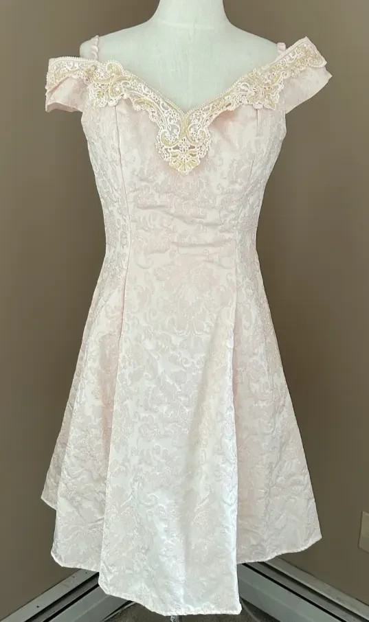 READ! Vintage Pink Floral Brocade Scalloped Lace Off-Shoulder Flared Prom Dress