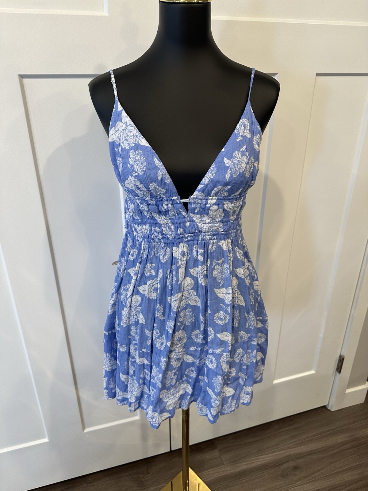 Love Tree Boutique Floral Flowy Lightweight Summer V Neck Blue Dress M