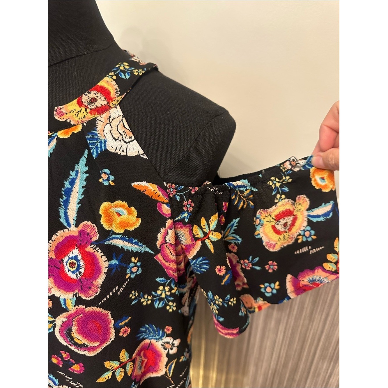 Love Reigns Floral Shift Dress Small Black Multicolor Flutter Sleeve Keyhole