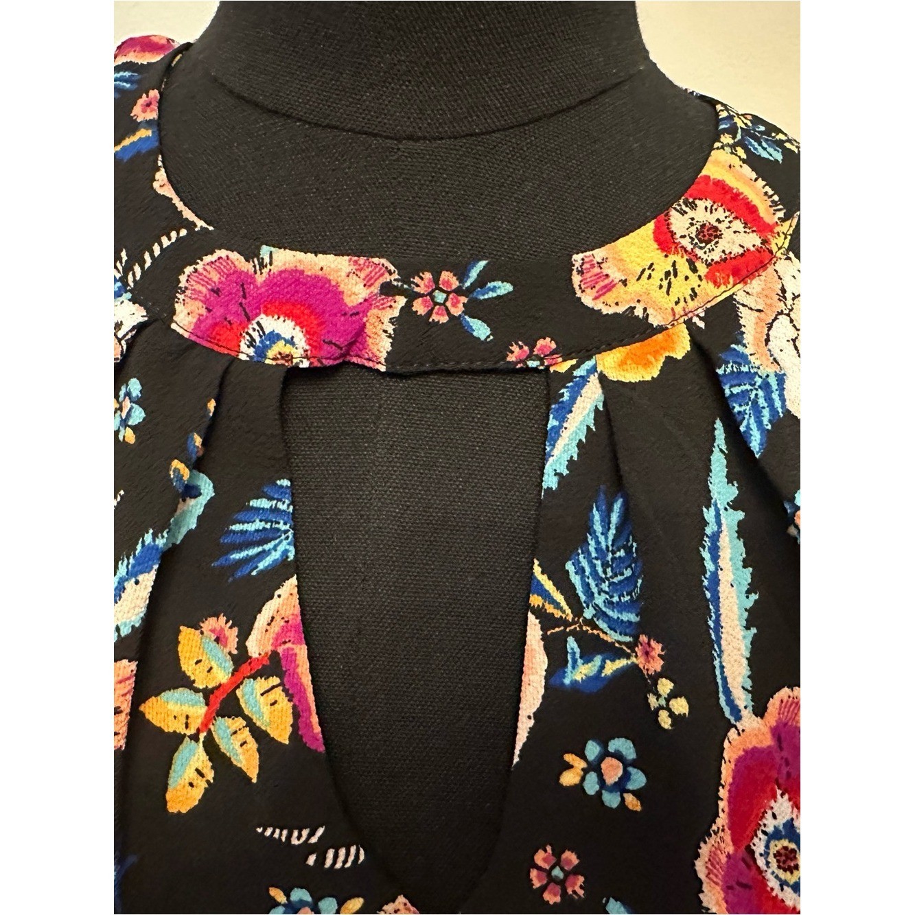 Love Reigns Floral Shift Dress Small Black Multicolor Flutter Sleeve Keyhole