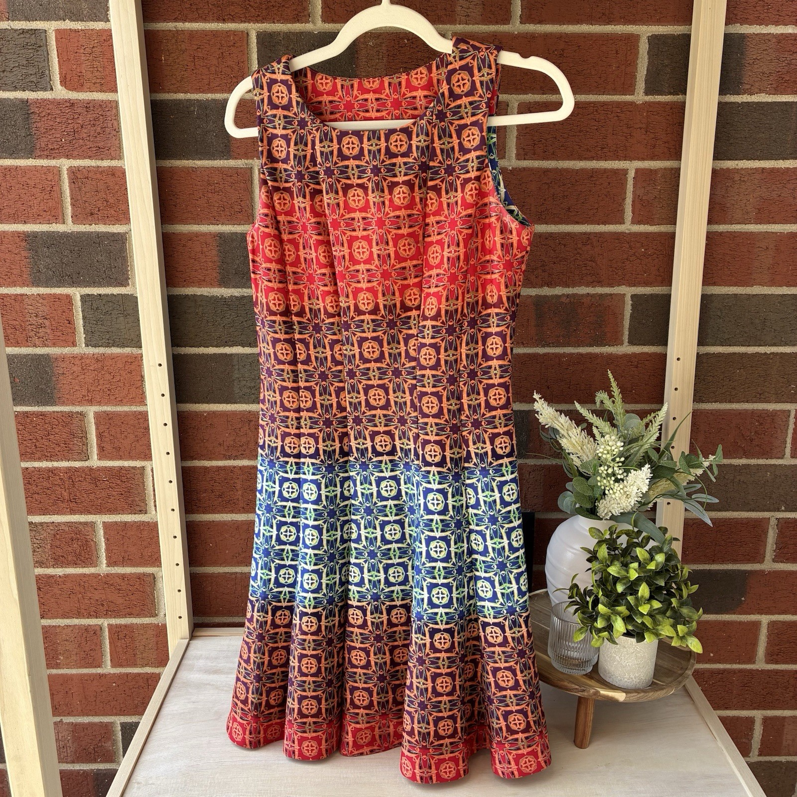 Julian Taylor New York Mid Length Sleeveless Dress Back Cut Out Size. 6