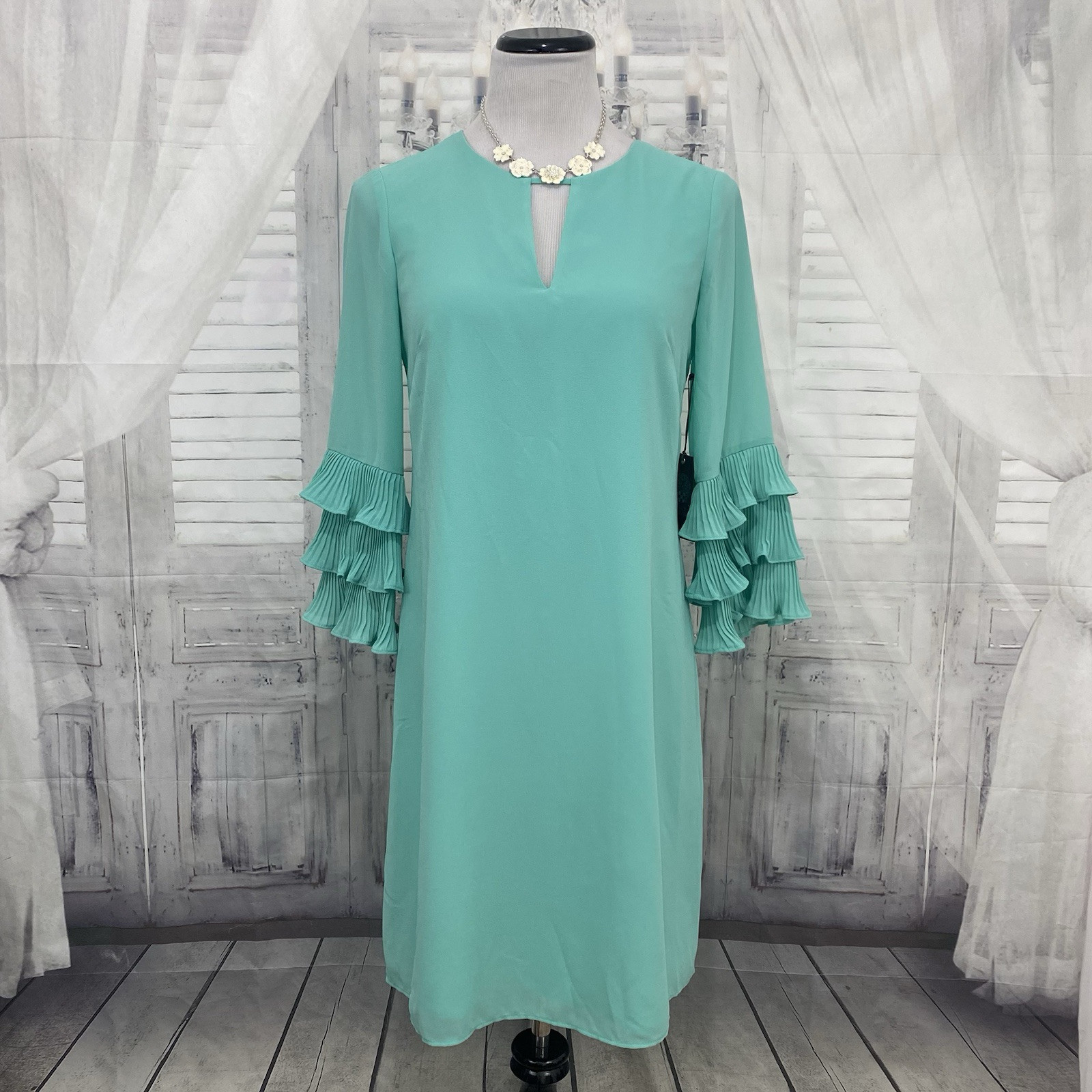 Vince Camuto Size 4 Green Keyhole Neck Shift Dress 3/4 Tiered Ruffle Sleeve B6