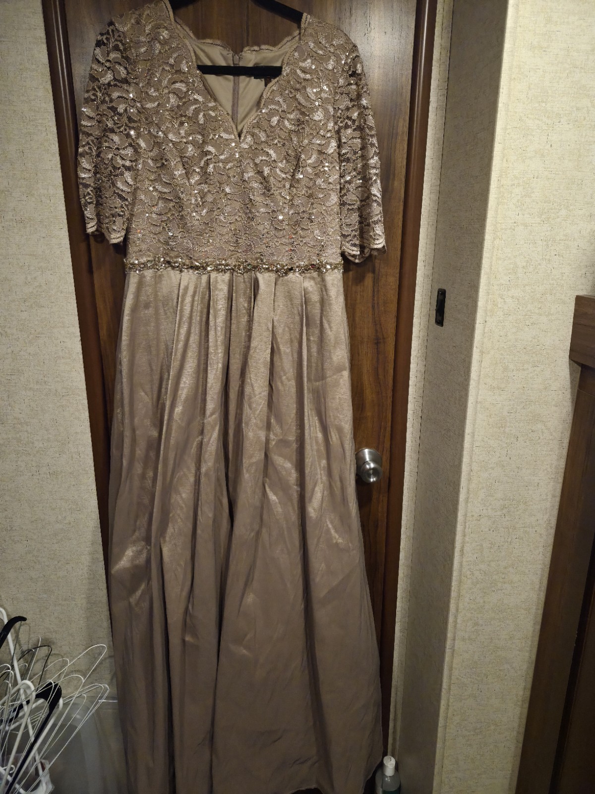 Decode 1.8 “Quinn” 3/4 Sleeve Embellished Sequin Ballgown Pockets Size 14 $330
