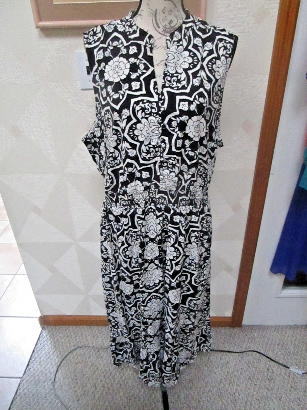 CROFT&BARROW-BLACK/WHITE-FLORAL-SLEEVELESS-SPLIT NECK-POCKETS-DRESS-SIZE-XL-NEW