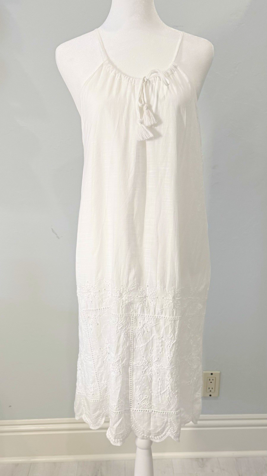 Vineyard Vines Women’s Knee Shift Dress Size 6 White Eyelet Tassel Tie Neck