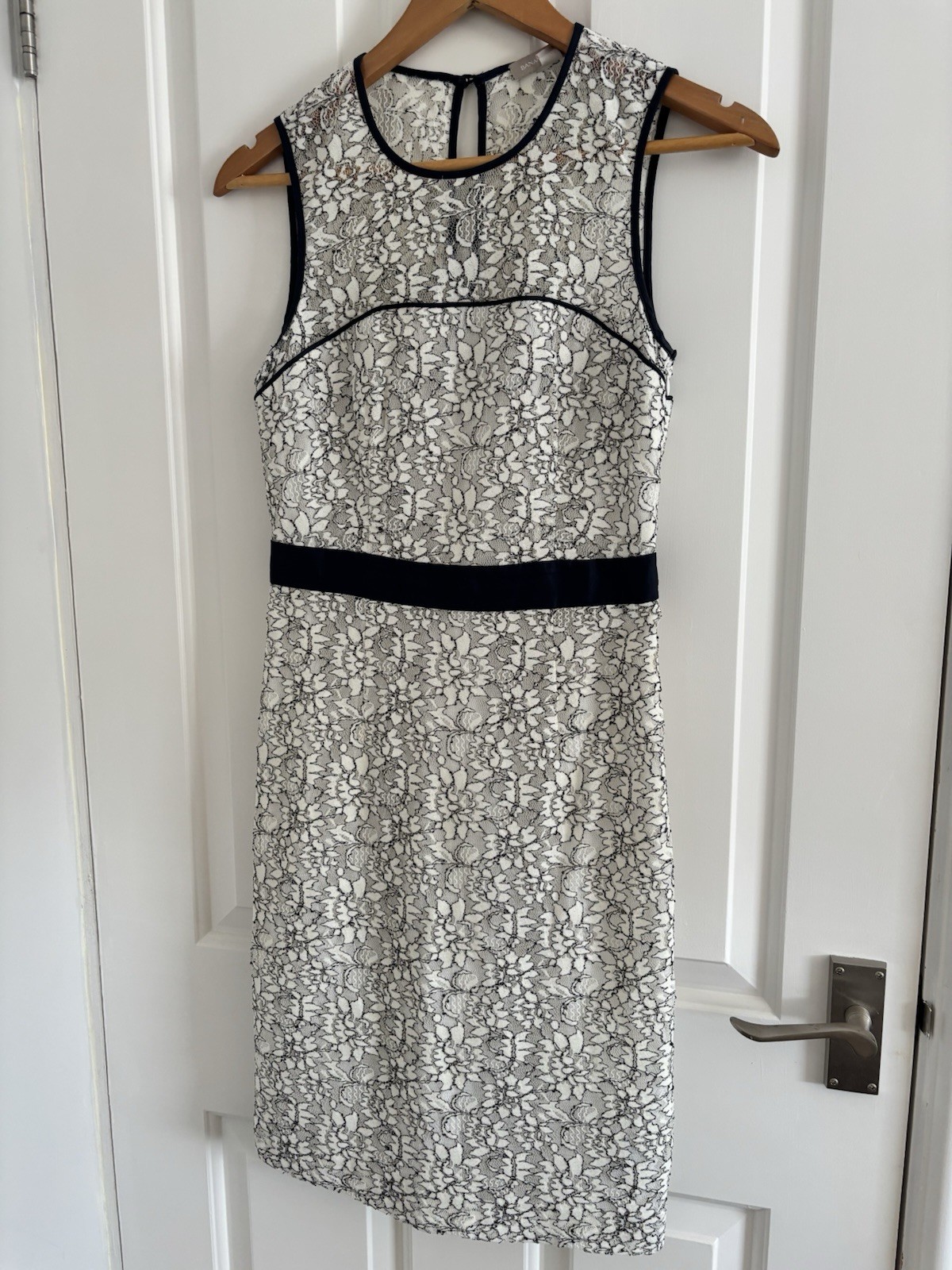 Banana Republic Women’s Cream & Lace Navy Occasion Dress. Size 6. Excellent Cond