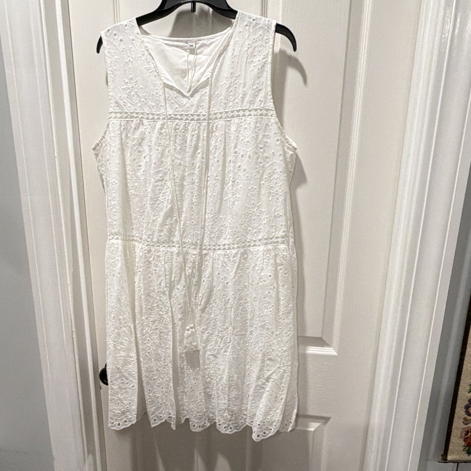 Women’s XXL White Floral Embroidered V-Neck Sleeveless Knee A-Line romper