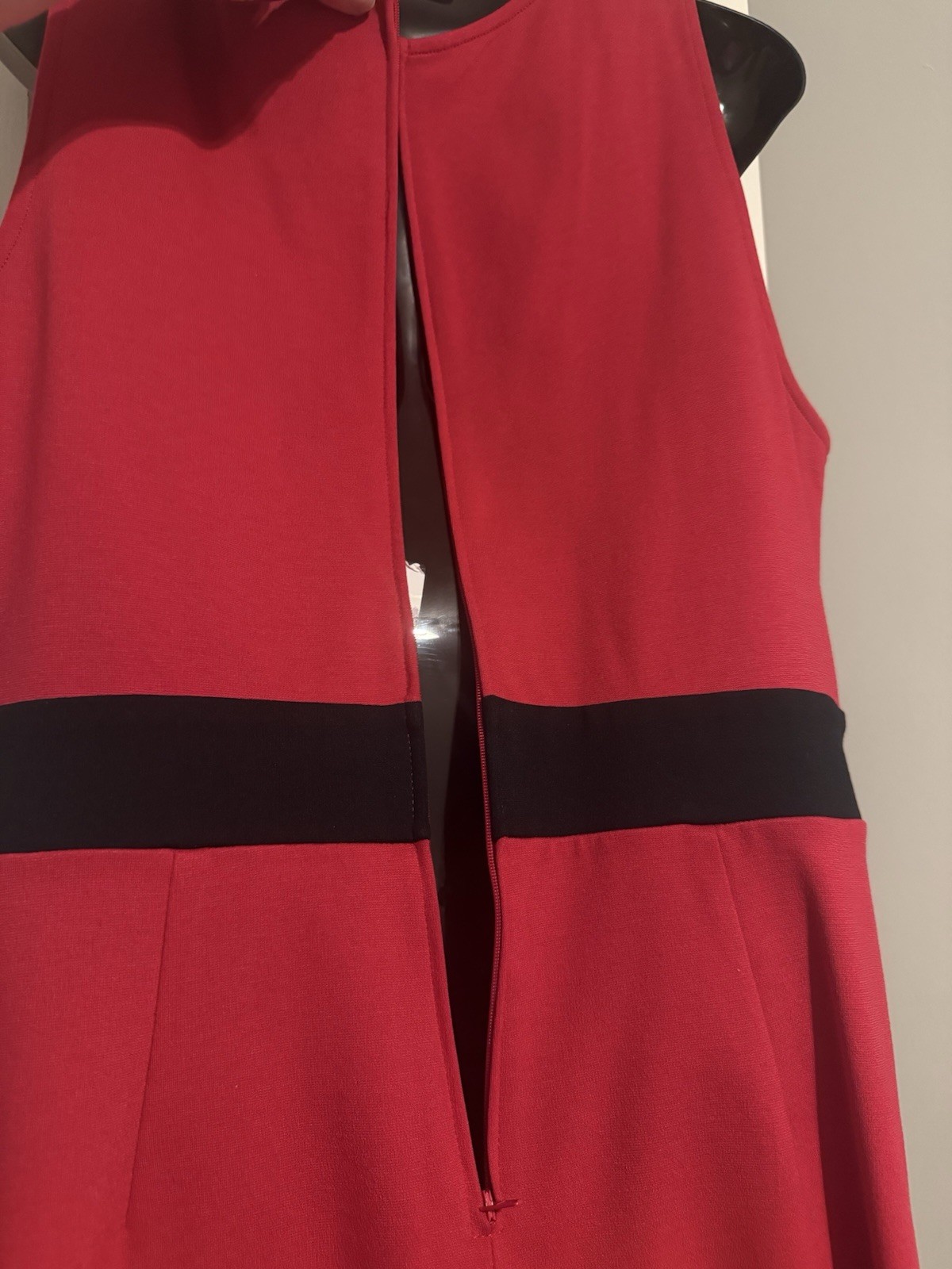 GUESS Red Black Solid Knit Sheath Knee Dress 8 Scoop Neck Sleeveless Cut-Out