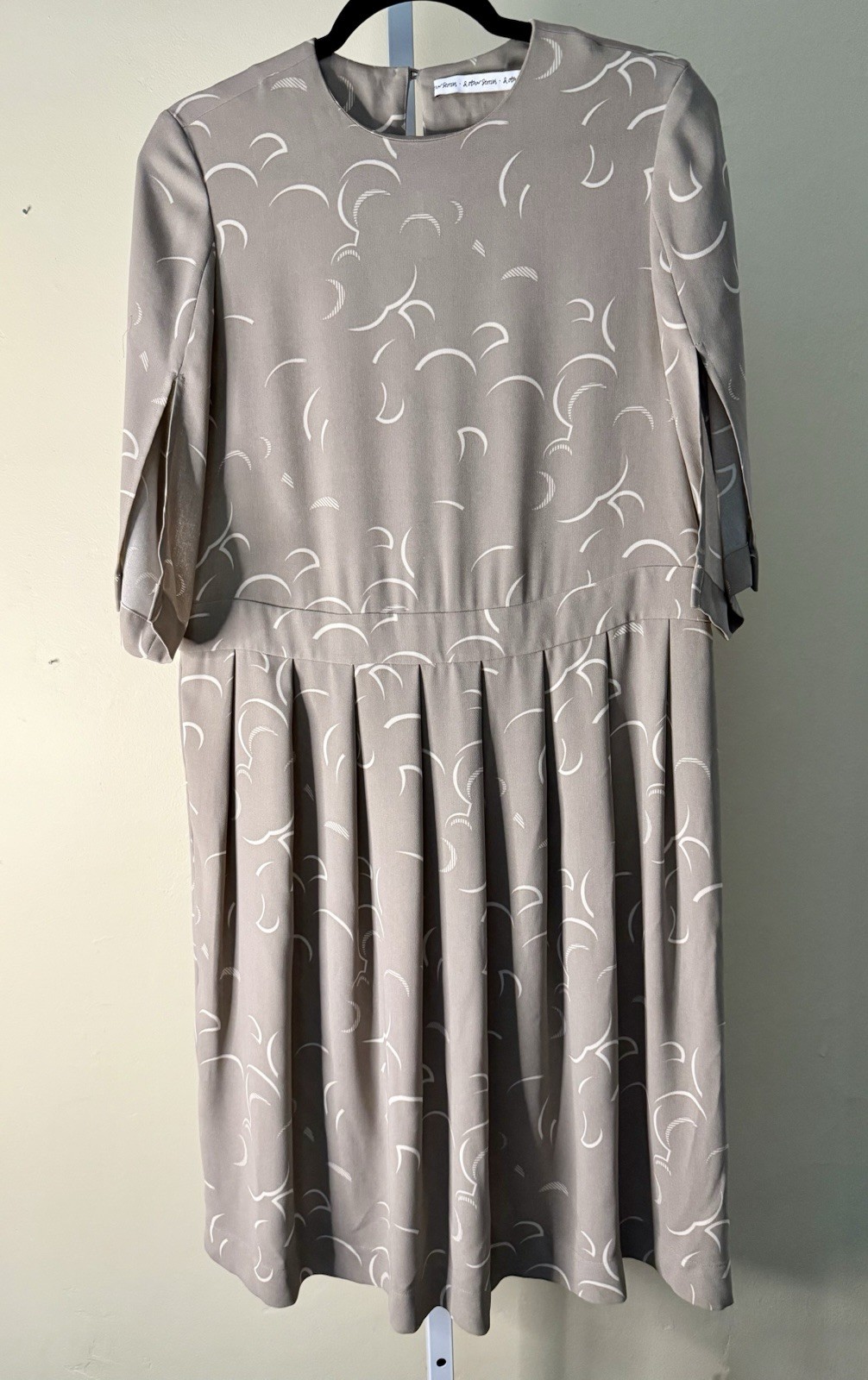 & Other Stories Dress Size Small Taupe And White Slit 3/4 Sleeves