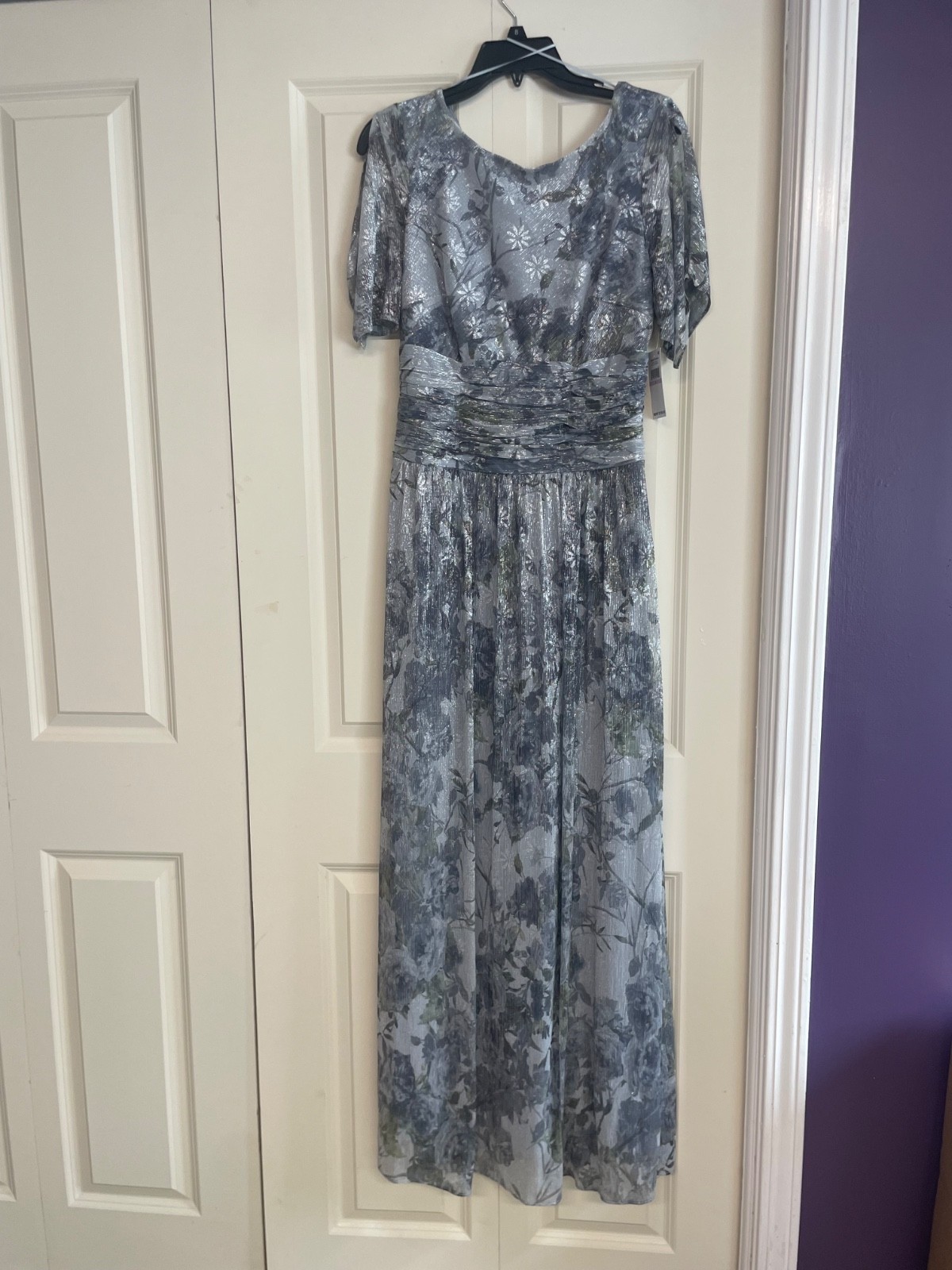Shimmering silver Pleated Fabric: Soft, lightweight material
