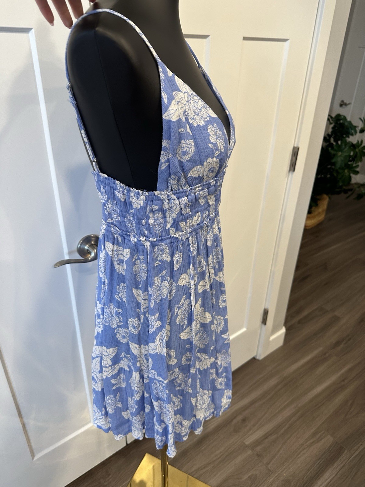 Love Tree Boutique Floral Flowy Lightweight Summer V Neck Blue Dress M