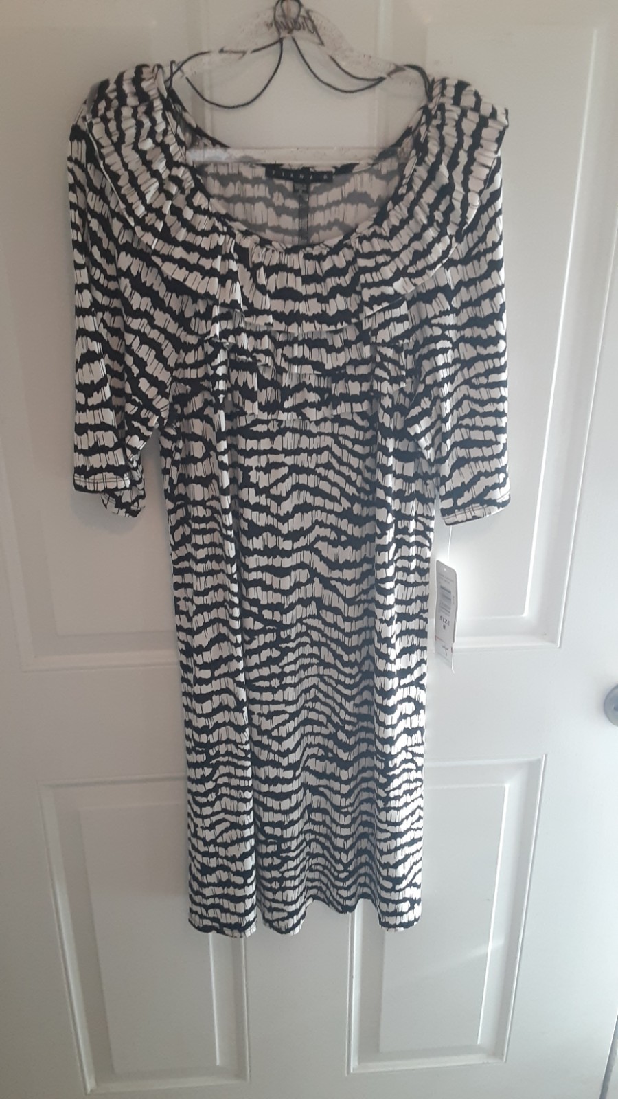 Tiana B White & Black Abstract Print Shift Dress Ruffle Neckline Size 8 New