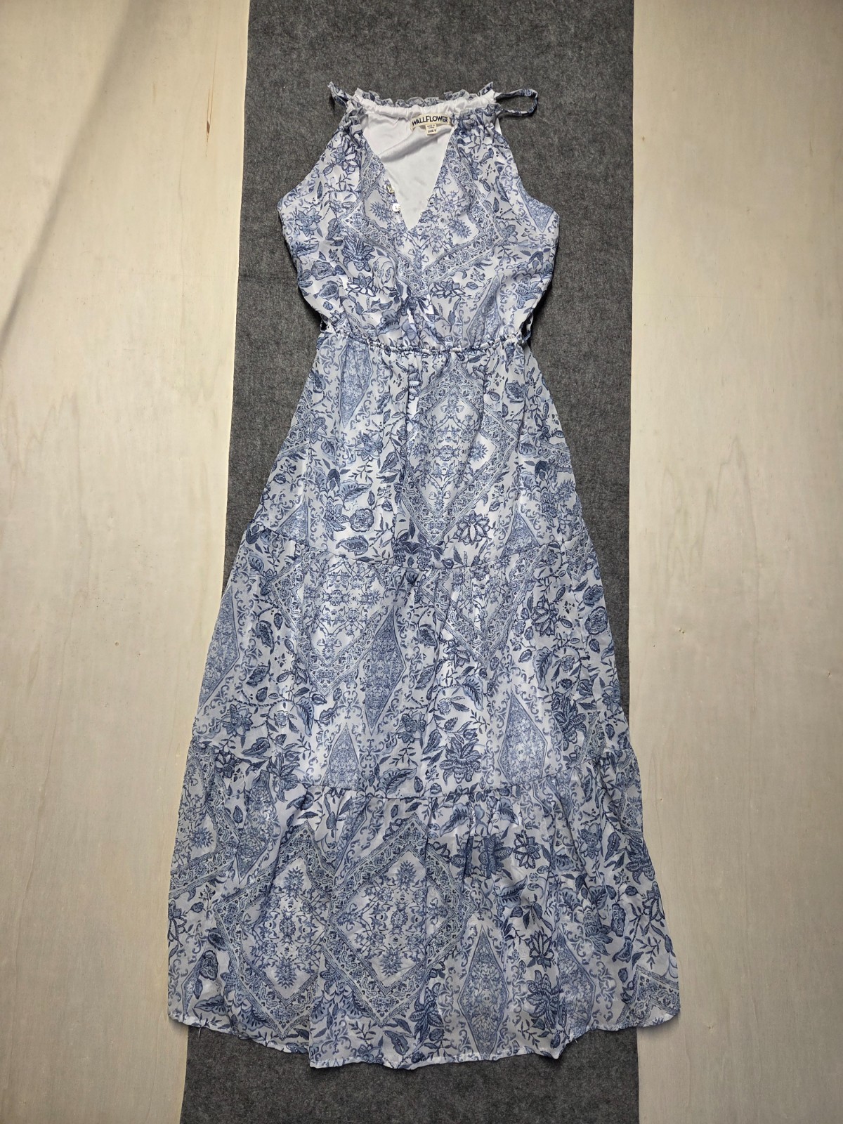 Wallflower Women’s Long Maxi-Dress White Size Small Paisley Floral Print V Neck