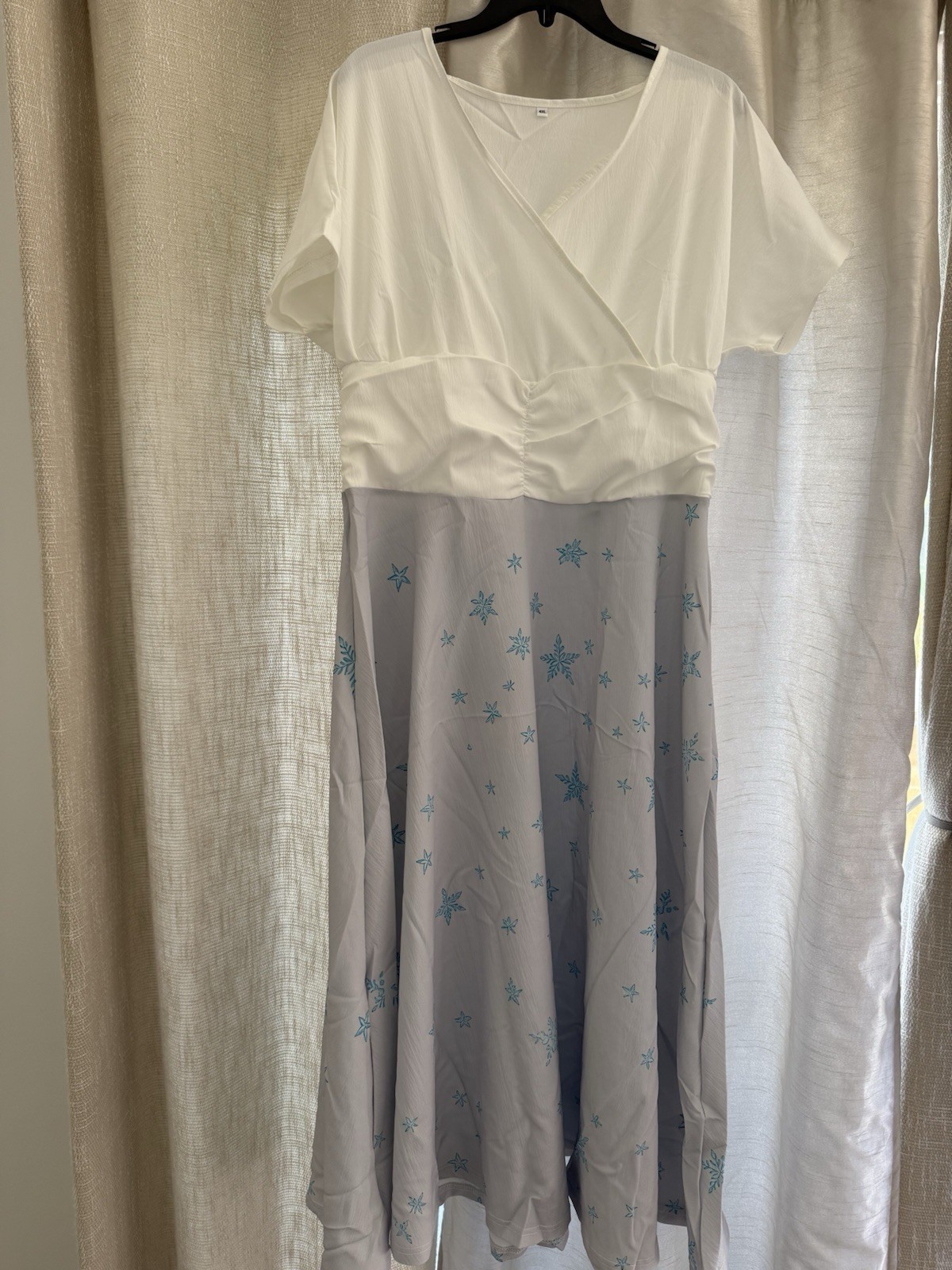 Women’s M White/Gray/Blue Snowflake V-Neck Flutter Sleeve Chiffon Maxi Dress