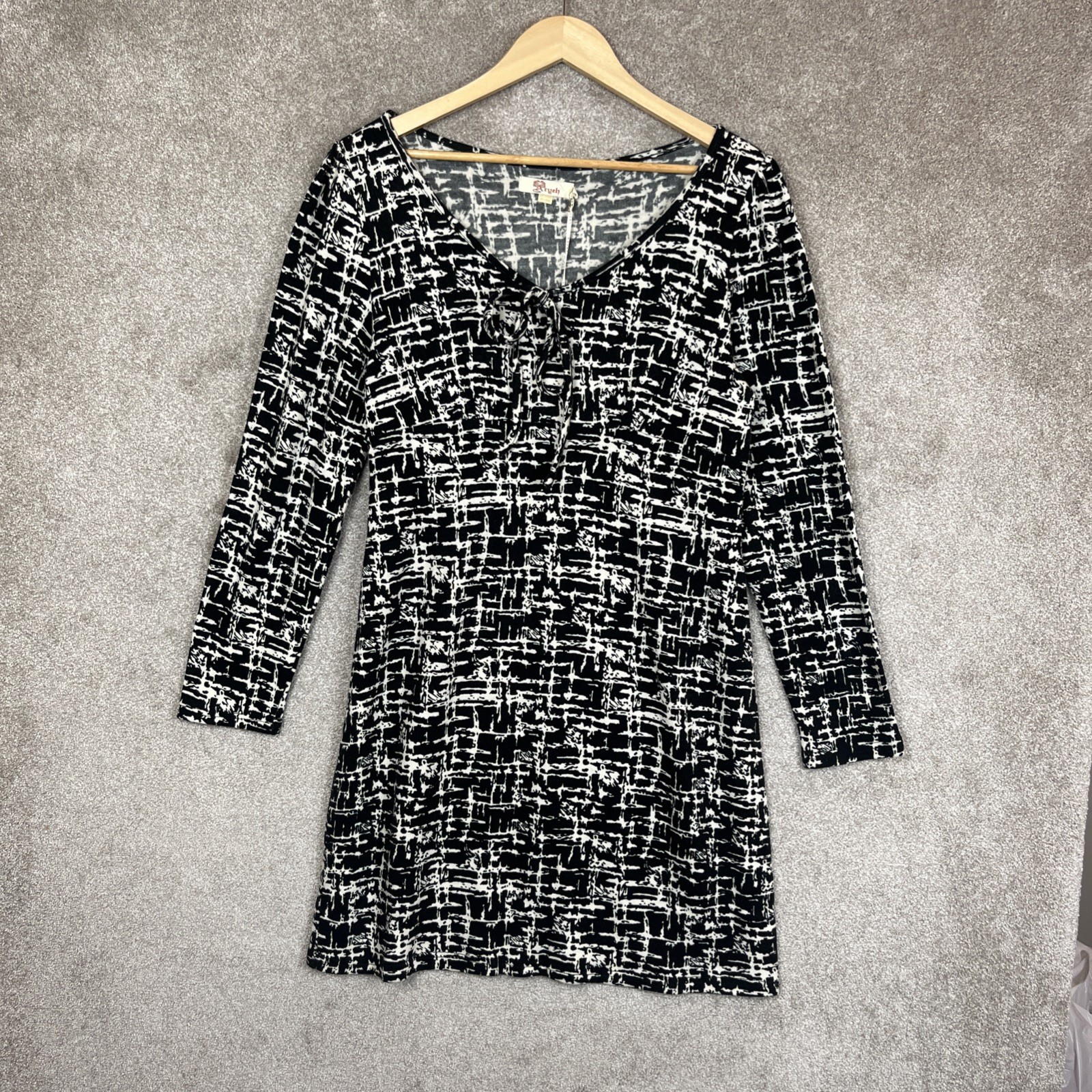 Aryeh Dress Womens Large Black White Long Sleeve Stretch Knee Length Knit- 4875