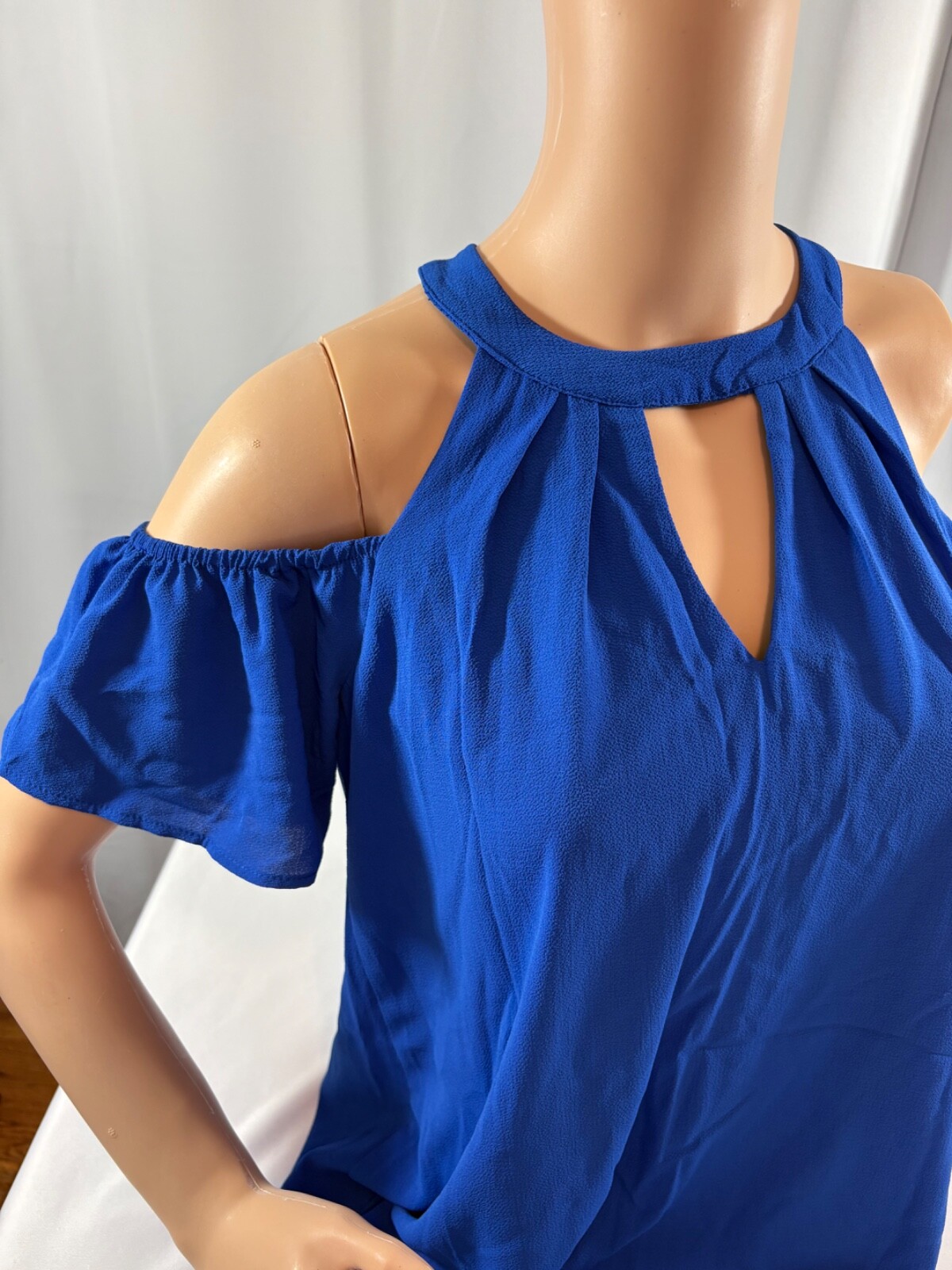 LILY ROSE COLD SHOULDER LINED SHIFT DRESS W/KEYHOLE ACCENTS